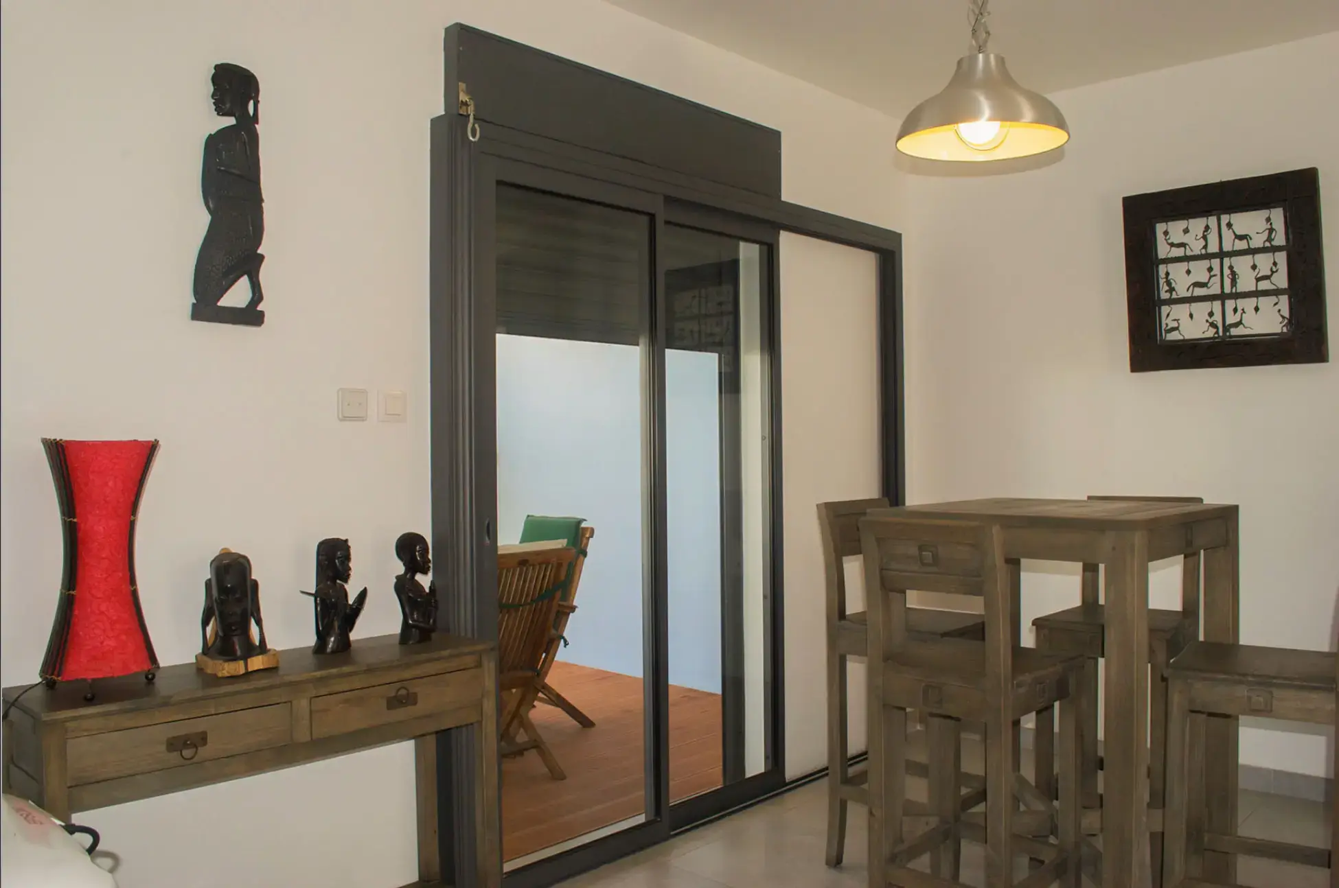 Porte-fenêtre coulissante en aluminium anthracite dans une salle à manger moderne