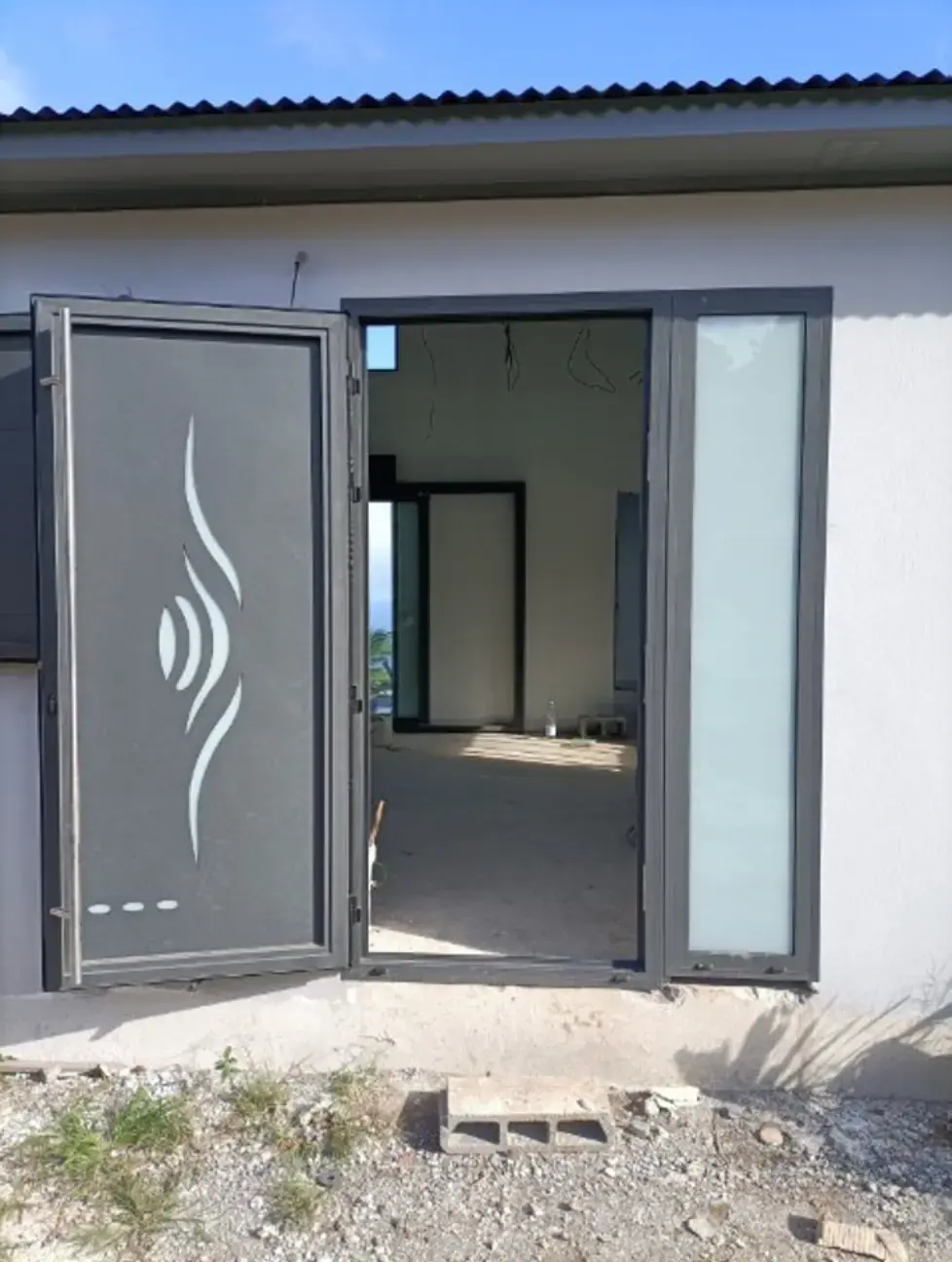Porte d'entrée sur mesure avec vitrage sécurisé et motifs courbes