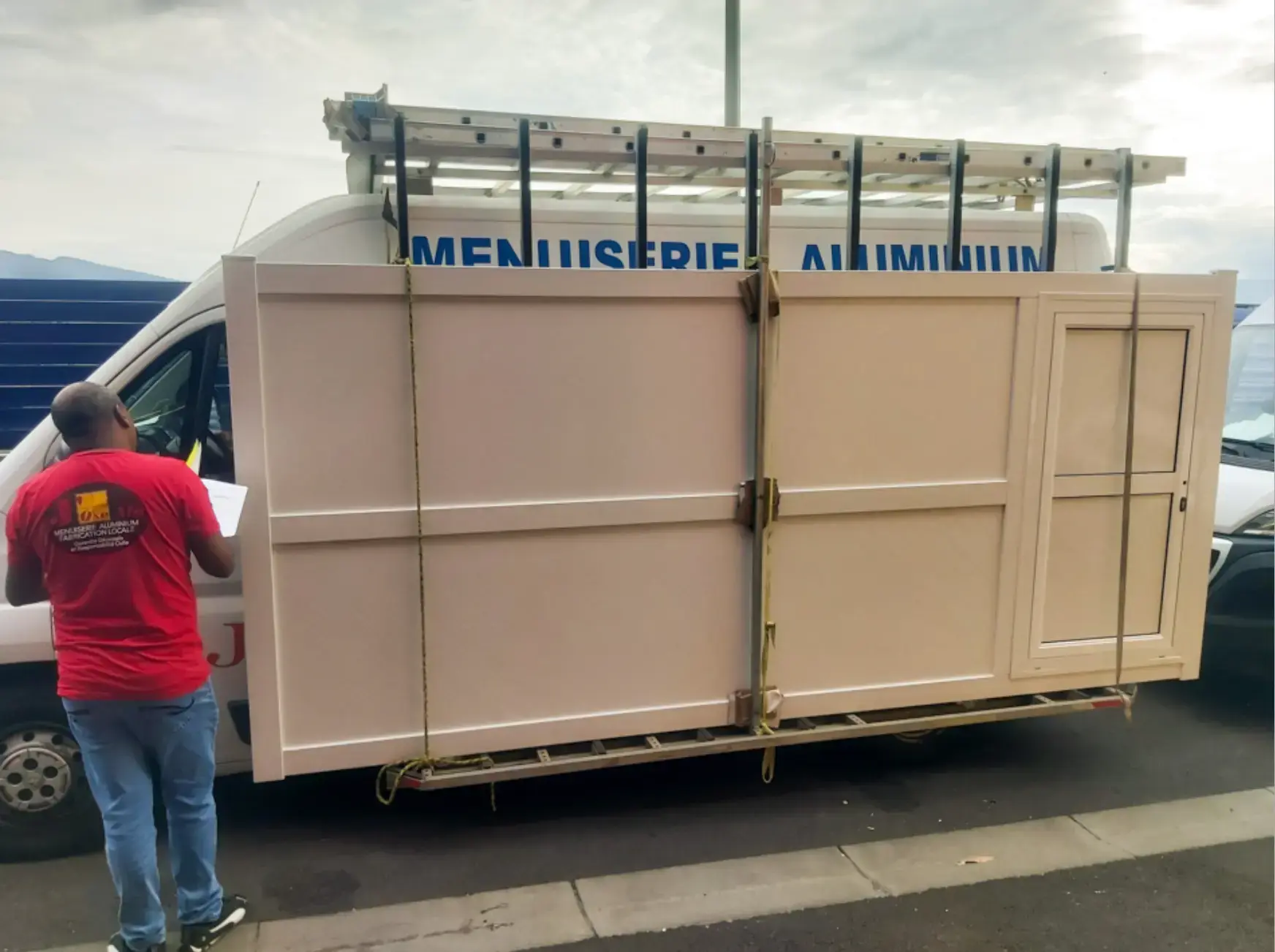 Portail battant beige avec portillon intégré, chargé pour la livraison