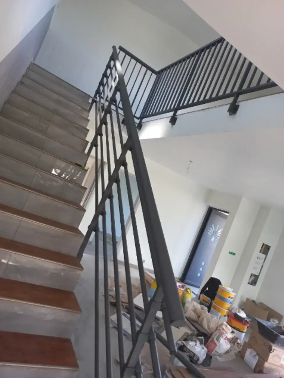 Garde-corps d'escalier en aluminium anthracite dans une maison en chantier
