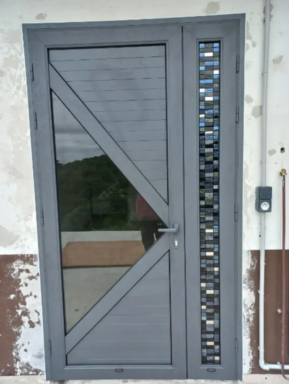 Porte d'entrée en aluminium anthracite avec bande décorative en mosaïque