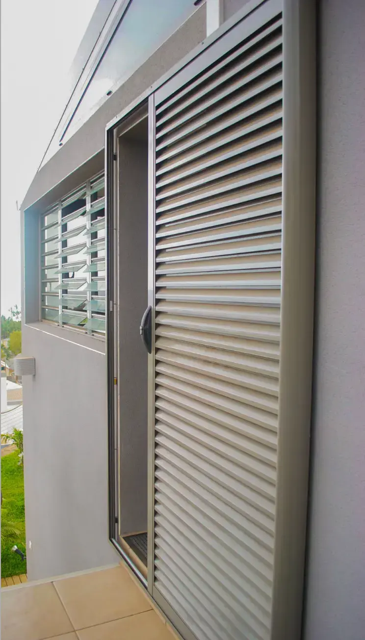 Menuiseries de protection solaire et jalousies en aluminium sur mesure