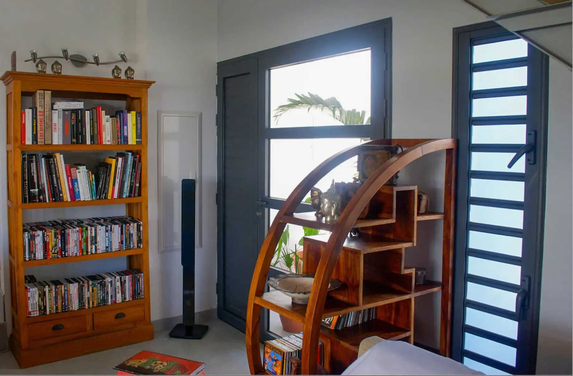 Séjour avec porte vitrée et fenêtre à jalousie en aluminium anthracite