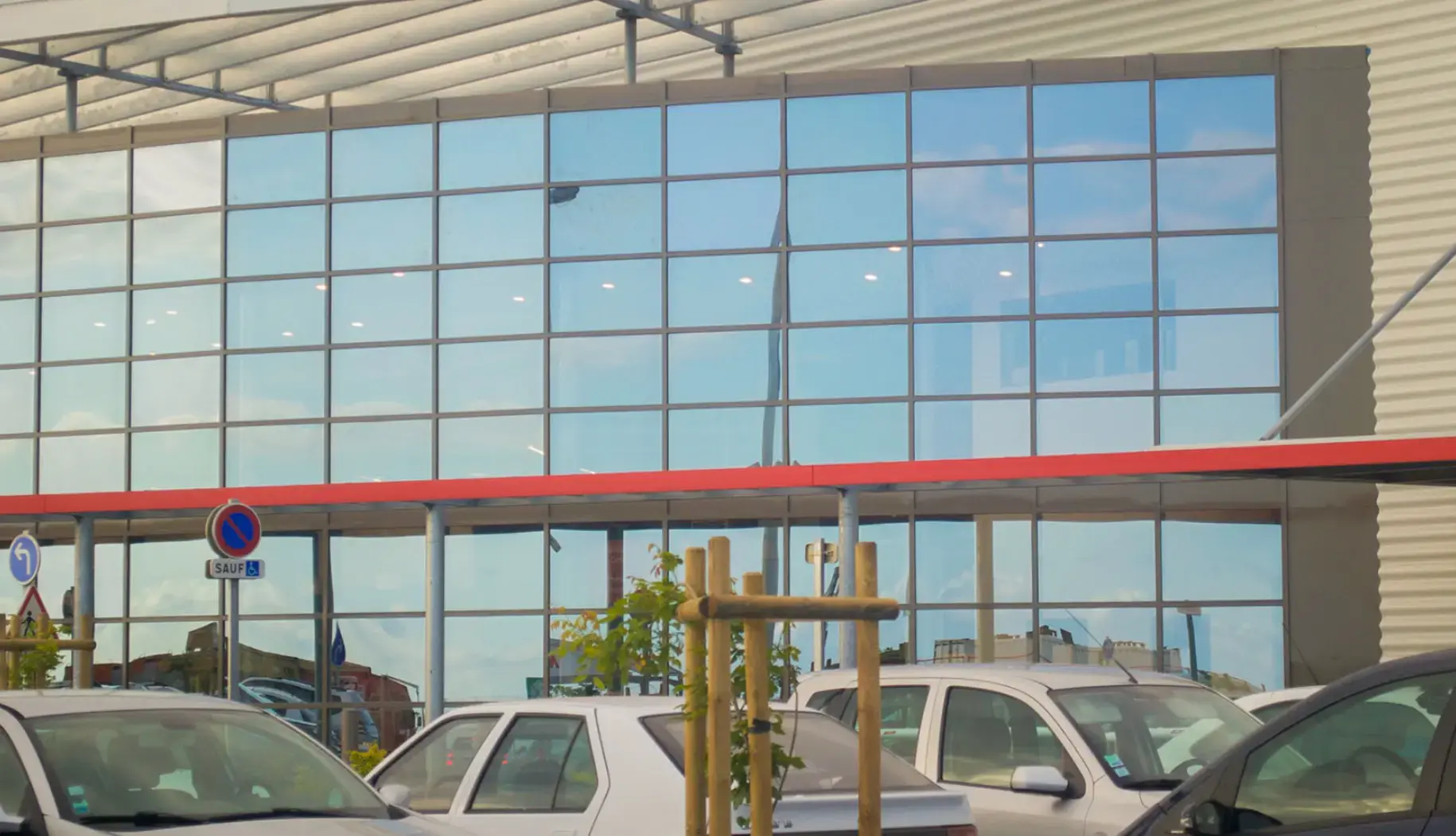 Façade rideau entièrement vitrée en aluminium sur un bâtiment commercial