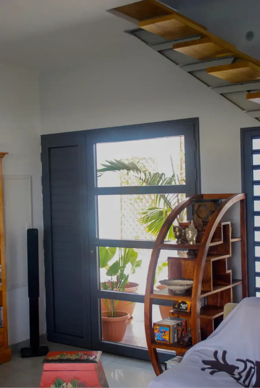 Porte d'entrée vitrée en aluminium anthracite avec panneau à persienne