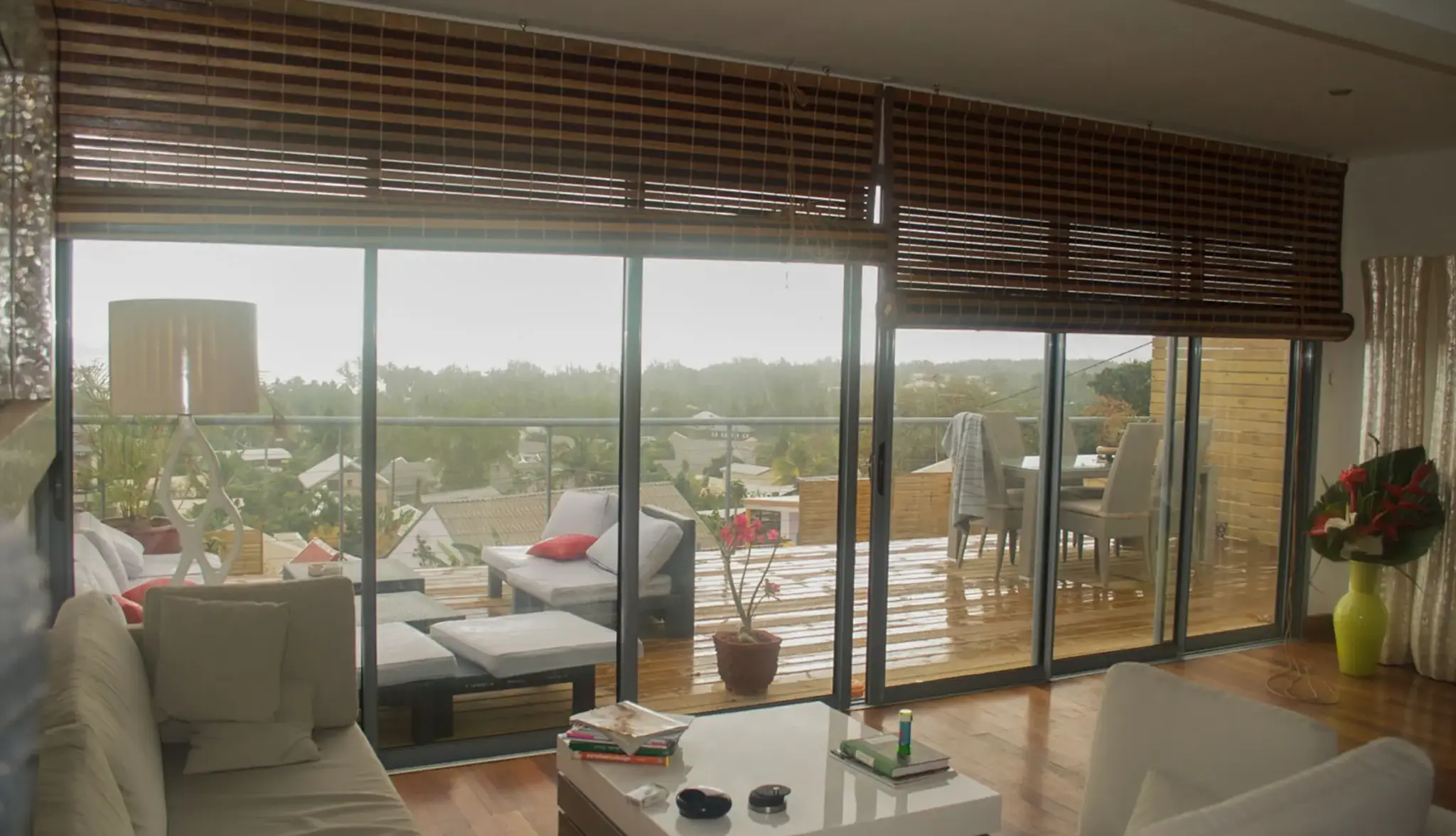 Grande baie vitrée coulissante en aluminium ouvrant sur une terrasse en bois